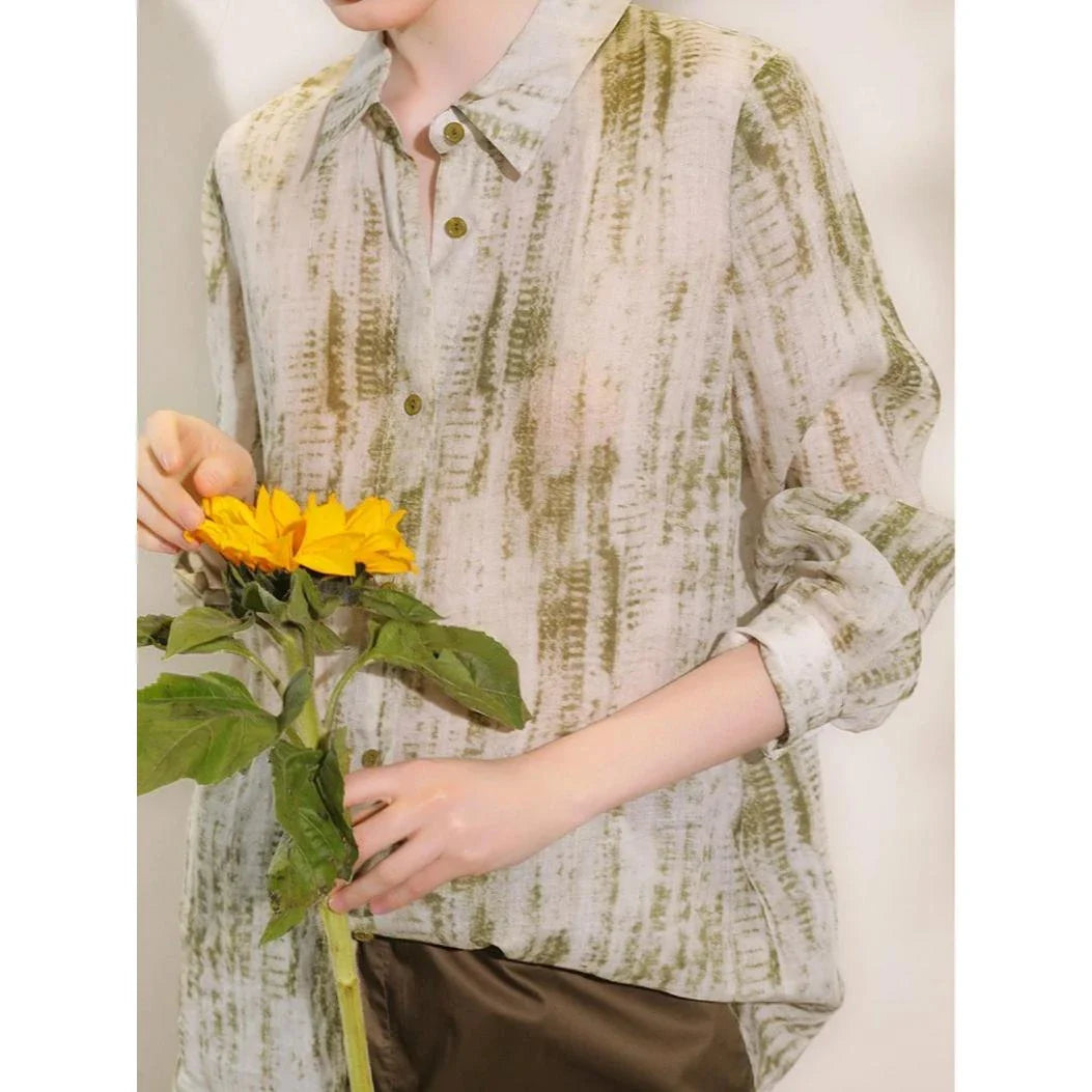 Elegant floral print ramie blouse for professional women, featuring a charming pattern, breathable fabric, and a polished silhouette.