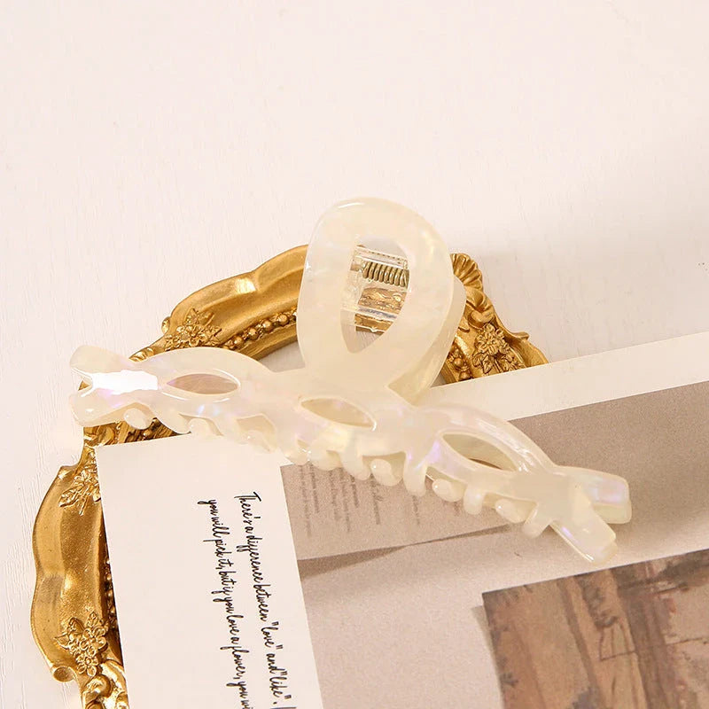 Elegant leopard print large weave hair clip made of high-quality acrylic and alloy materials for a stylish and secure hairstyle