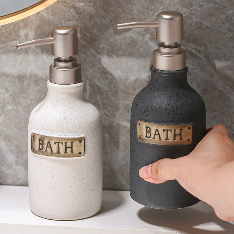Elegant vintage-style ceramic soap dispenser with 400ml capacity, perfect for bathrooms and kitchens