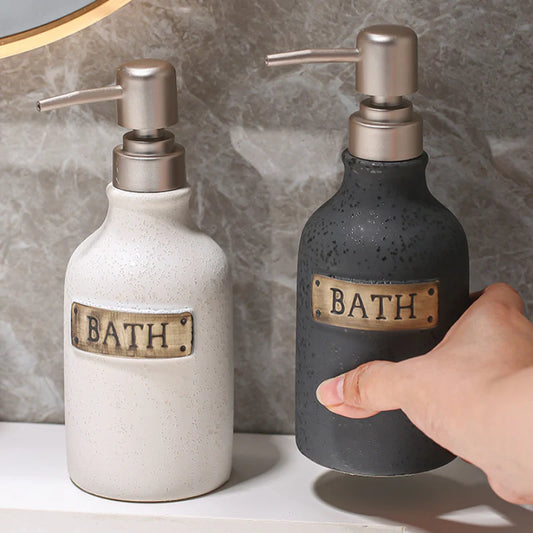 Elegant vintage-style ceramic soap dispenser with 400ml capacity, perfect for bathrooms and kitchens