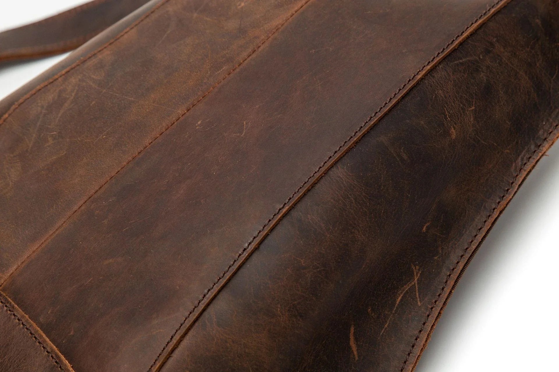 Elegant leather shoulder bag in a classic British design, featuring adjustable straps and a timeless colour palette.