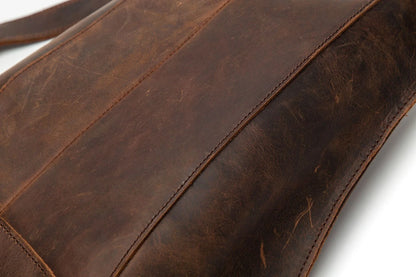 Elegant leather shoulder bag in a classic British design, featuring adjustable straps and a timeless colour palette.