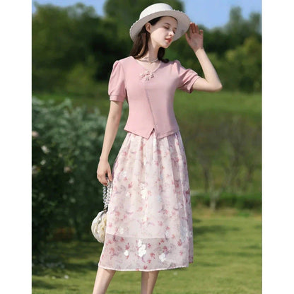 Elegant British-Chinese style women's t-shirt with v-neck and puff sleeves in peach pink colour