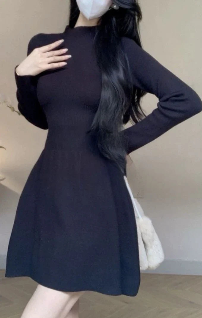 A high-waisted, knitted A-line skirt in a solid colour, perfect for autumn and winter wardrobes.