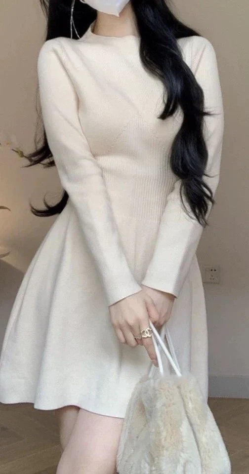 A high-waisted, knitted A-line skirt in a solid colour, perfect for autumn and winter wardrobes.