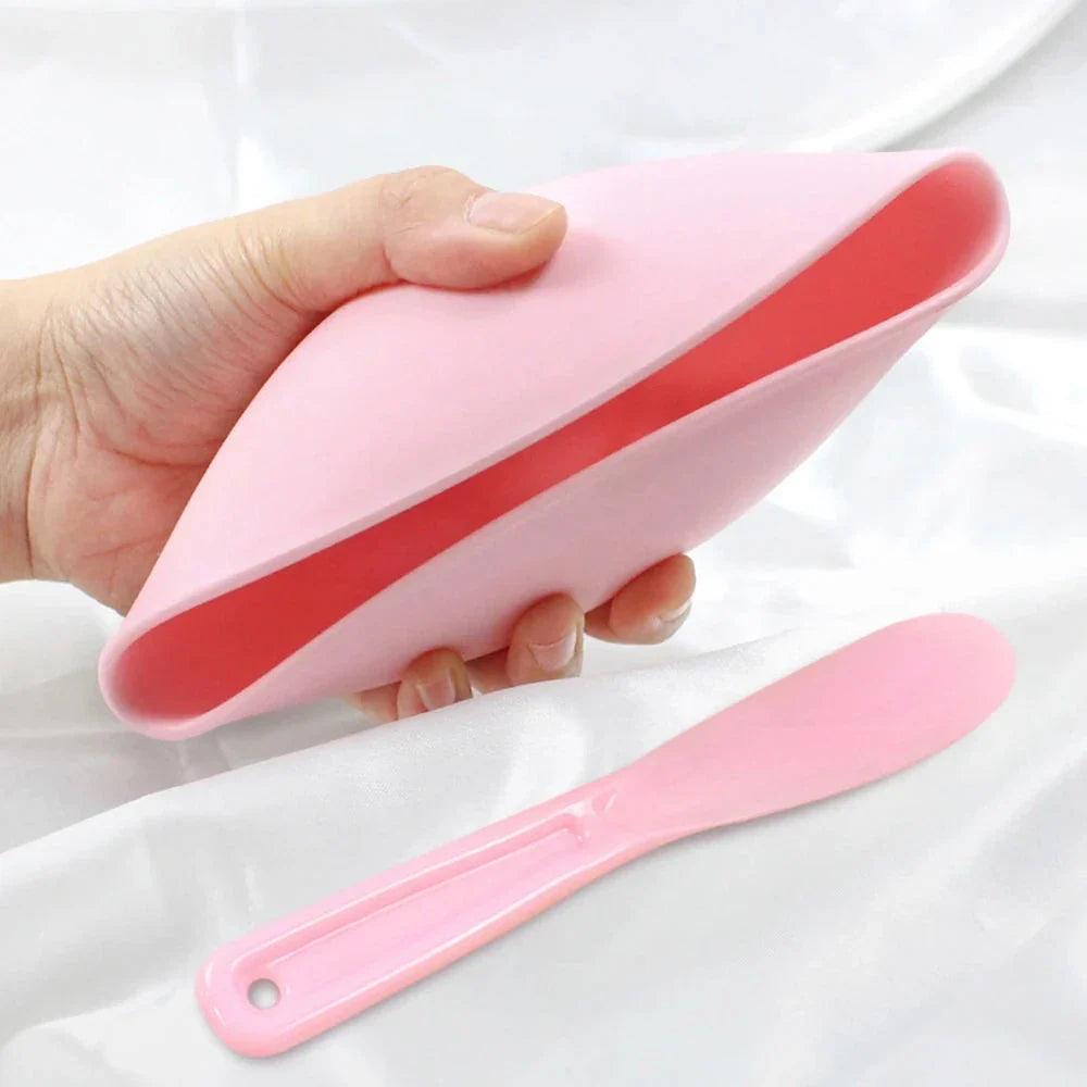 Silicone face mask mixing bowl and spatula set in various colours for easy, mess-free application of face masks at home or on the go