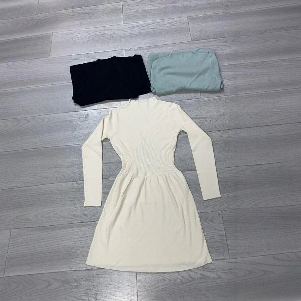 A high-waisted, knitted A-line skirt in a solid colour, perfect for autumn and winter wardrobes.