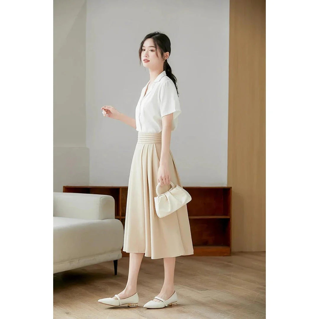 Elegant high-waisted pleated skirt with pockets in apricot colour, made from a blend of acrylic, cotton, and polyester for comfort and durability.