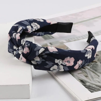 Elegant wide-brimmed fabric hair hoop headband with a stylish Korean-inspired knotting design and a versatile wide-brimmed structure