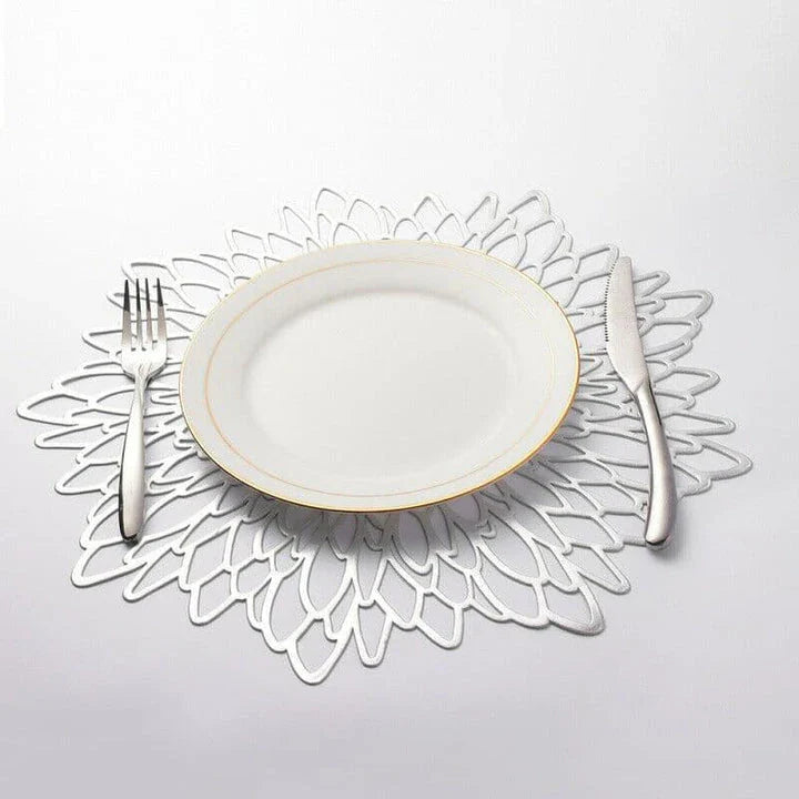 Elegant flower-shaped PVC placemat in gold colour, adding a touch of refined sophistication to any dining table