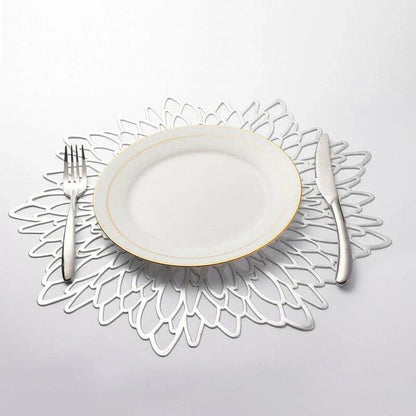 Elegant flower-shaped PVC placemat in gold colour, adding a touch of refined sophistication to any dining table