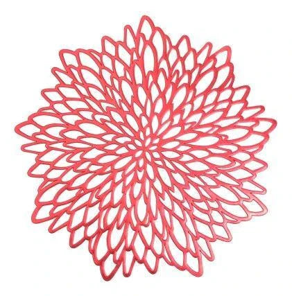 Elegant flower-shaped PVC placemat in gold colour, adding a touch of refined sophistication to any dining table