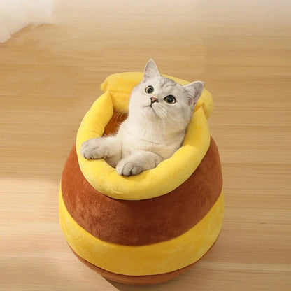 Cosy honey pot-shaped cat bed made of plush velvet material for comfort and warmth