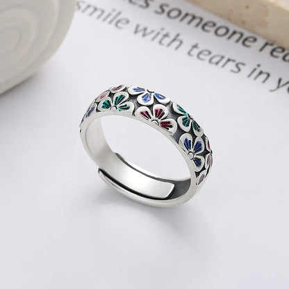 Elegant floral adjustable silver ring with a vintage-inspired design, perfect for everyday wear or special occasions