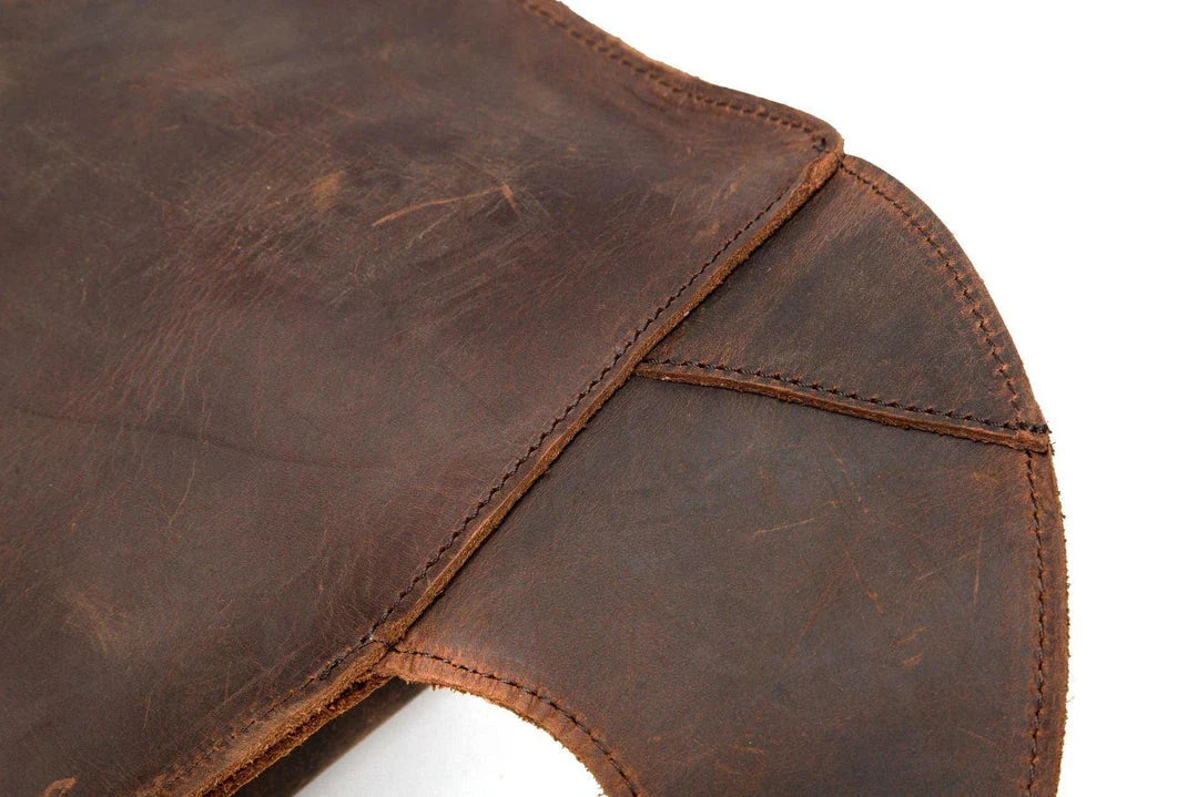 Elegant leather shoulder bag in a classic British design, featuring adjustable straps and a timeless colour palette.