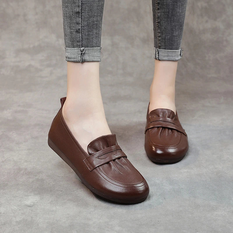 Stylish retro leather women's low-heel shoes in black and brown colours, featuring a soft, supple sole for all-day comfort and a timeless design inspired by British fashion.