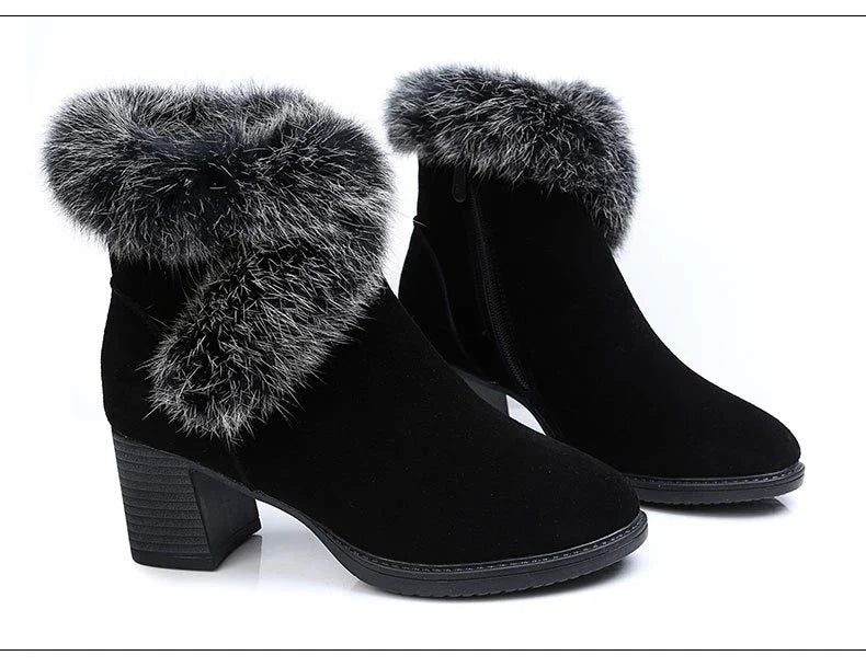Cosy plush-lined snow boots for women in black, featuring a frosted design, thick rubber soles, and a side zipper closure for easy on and off.