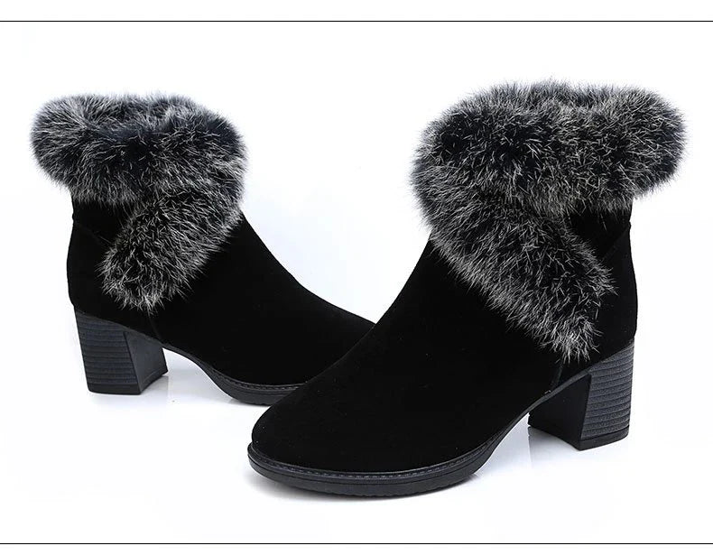 Cosy plush-lined snow boots for women in black, featuring a frosted design, thick rubber soles, and a side zipper closure for easy on and off.
