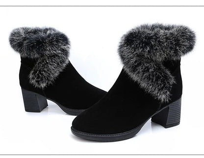 Cosy plush-lined snow boots for women in black, featuring a frosted design, thick rubber soles, and a side zipper closure for easy on and off.