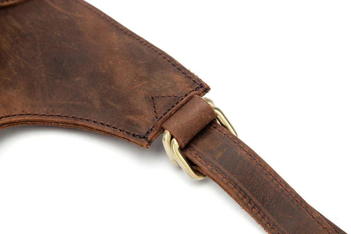 Elegant leather shoulder bag in a classic British design, featuring adjustable straps and a timeless colour palette.