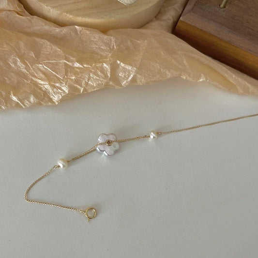 Elegant 14K gold-plated bracelet adorned with shimmering freshwater pearls, a timeless British-inspired accessory.