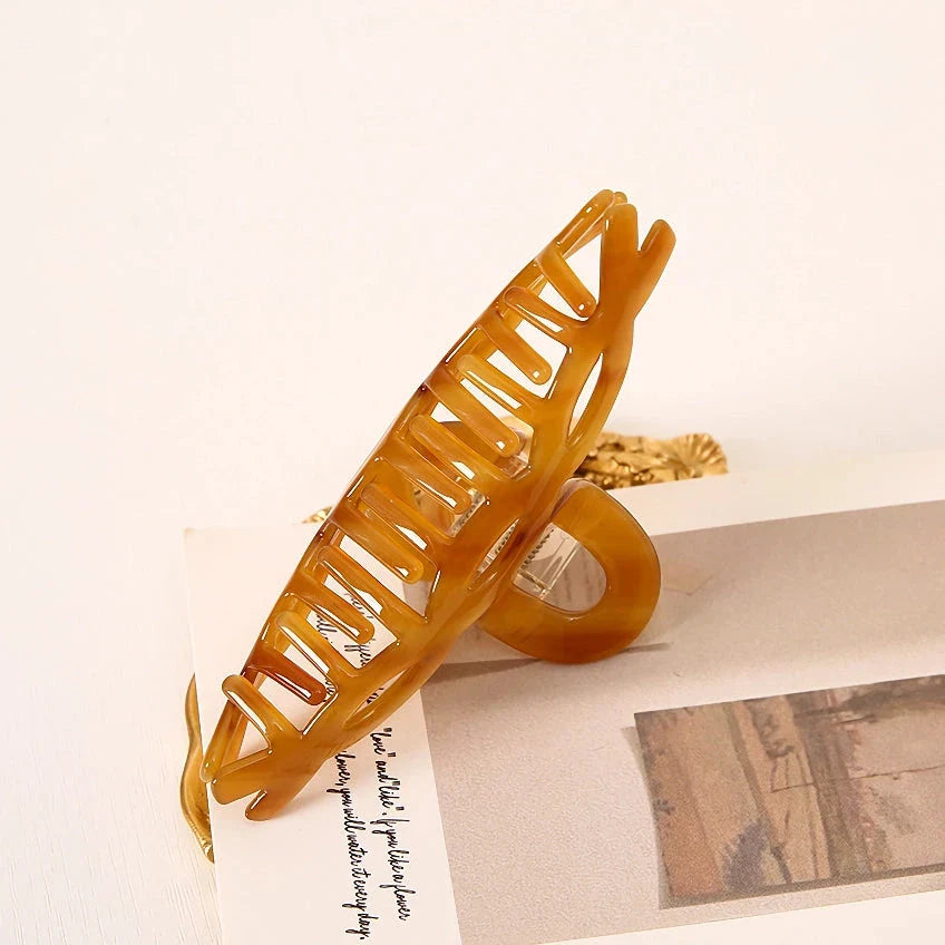 Elegant leopard print large weave hair clip made of high-quality acrylic and alloy materials for a stylish and secure hairstyle