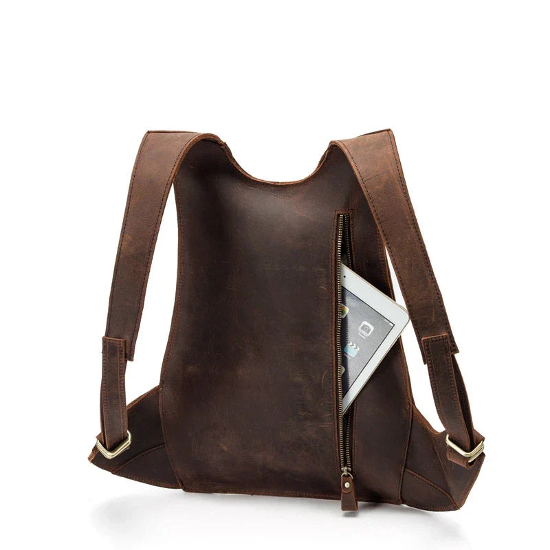 Elegant leather shoulder bag in a classic British design, featuring adjustable straps and a timeless colour palette.