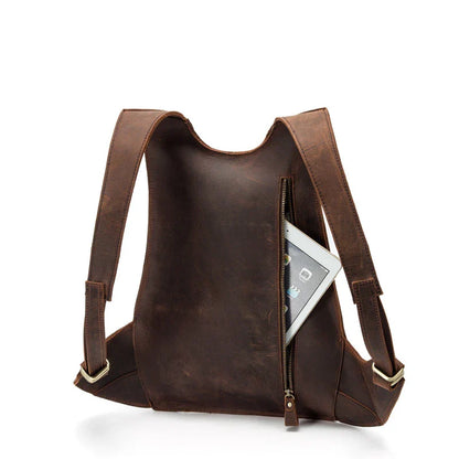 Elegant leather shoulder bag in a classic British design, featuring adjustable straps and a timeless colour palette.