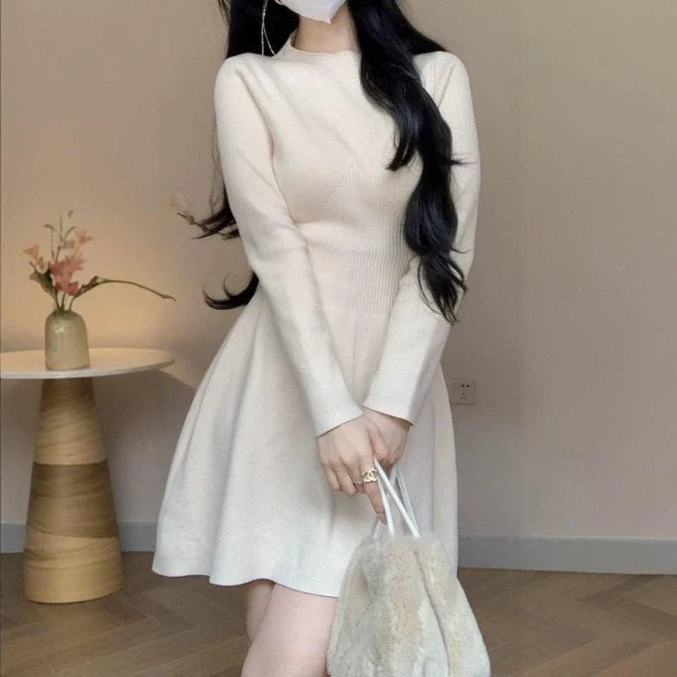 A high-waisted, knitted A-line skirt in a solid colour, perfect for autumn and winter wardrobes.