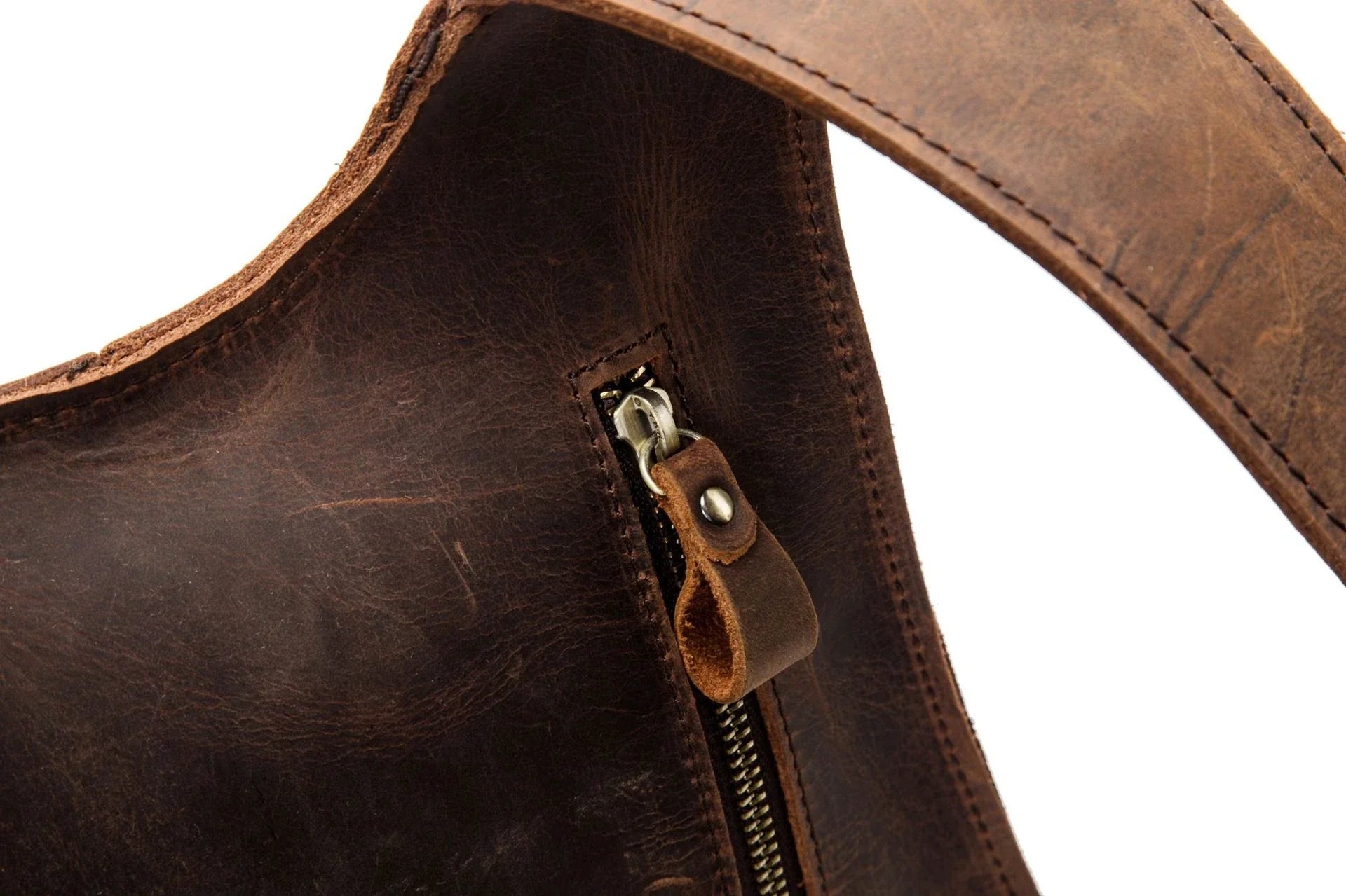 Elegant leather shoulder bag in a classic British design, featuring adjustable straps and a timeless colour palette.