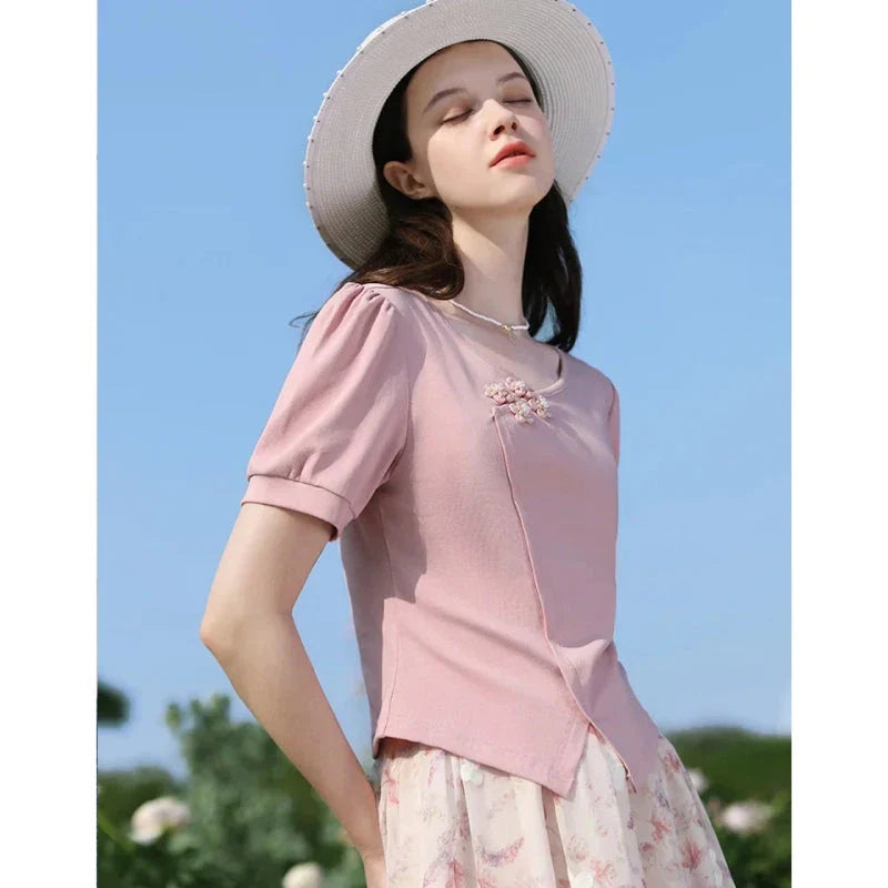Elegant British-Chinese style women's t-shirt with v-neck and puff sleeves in peach pink colour