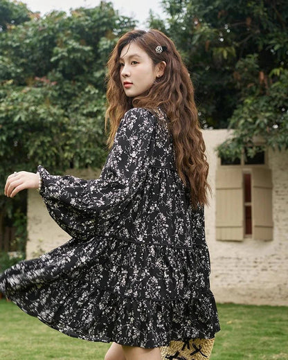 Elegant floral print dress with flared sleeves and flounced edges, perfect for middle-aged women who appreciate style and comfort.