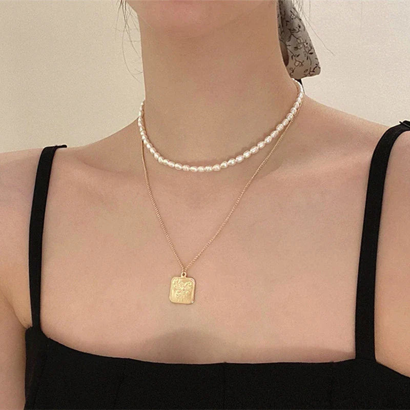 Elegant freshwater pearl necklace with 18K gold-plated copper frame and adjustable chain length