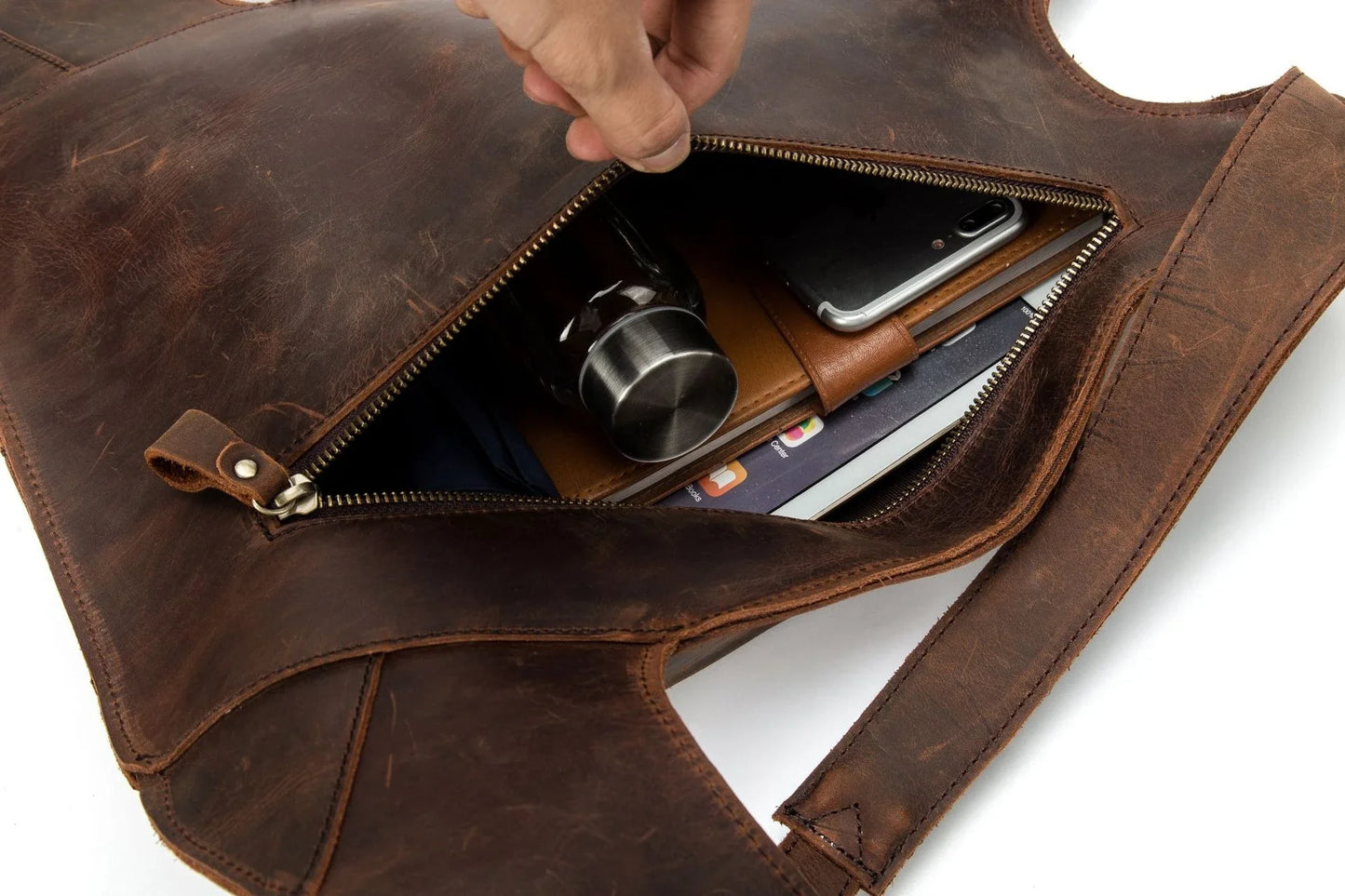 Elegant leather shoulder bag in a classic British design, featuring adjustable straps and a timeless colour palette.