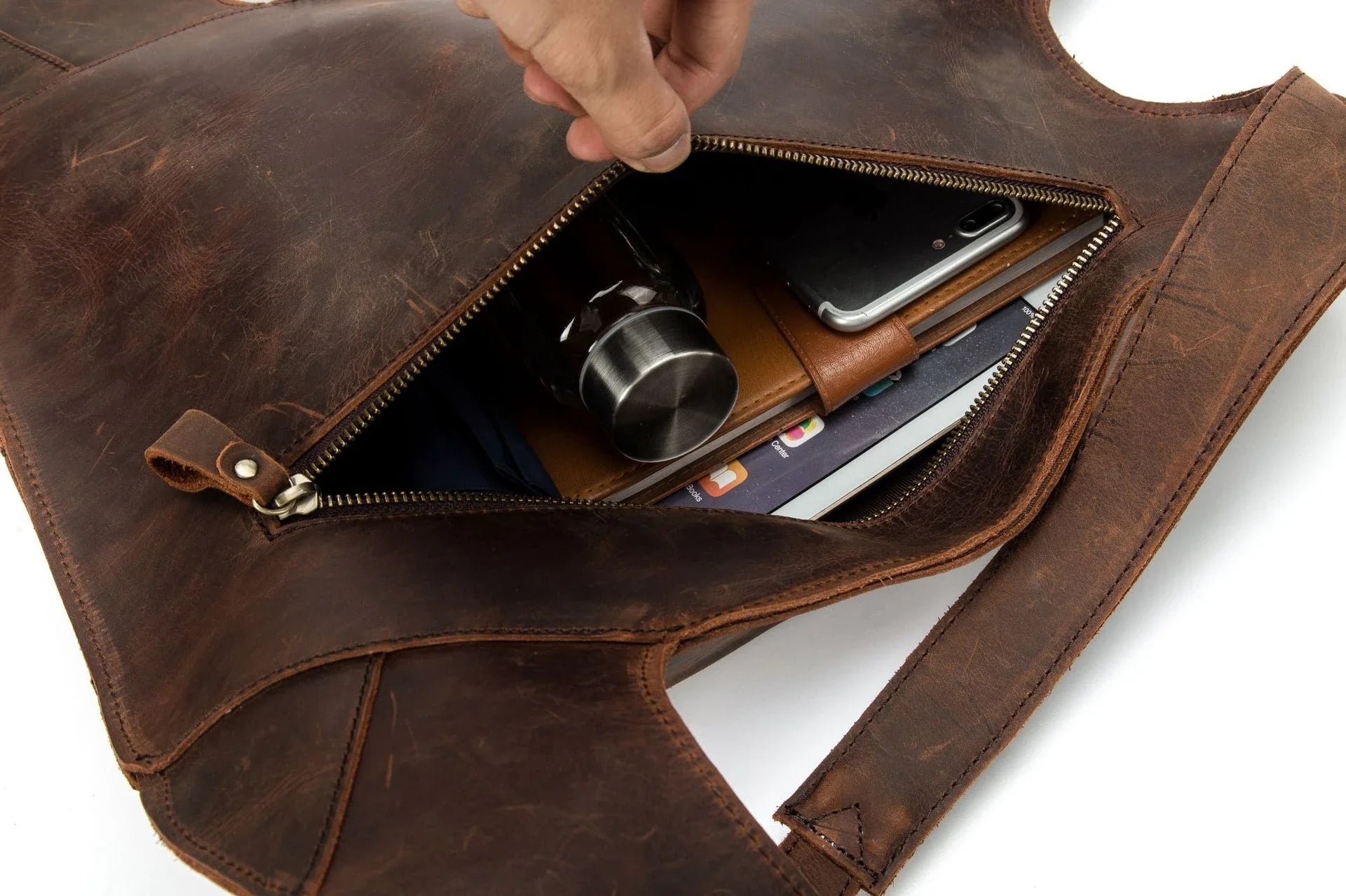 Elegant leather shoulder bag in a classic British design, featuring adjustable straps and a timeless colour palette.