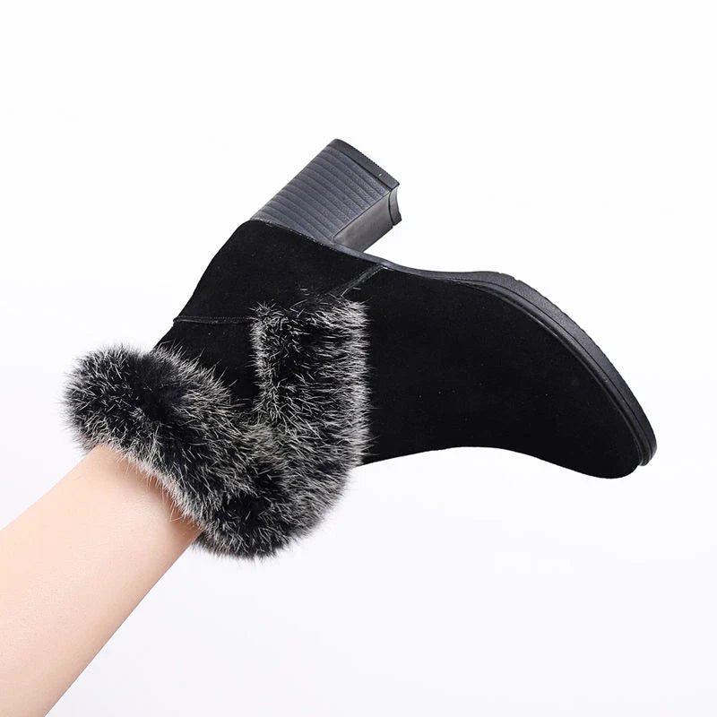 Cosy plush-lined snow boots for women in black, featuring a frosted design, thick rubber soles, and a side zipper closure for easy on and off.