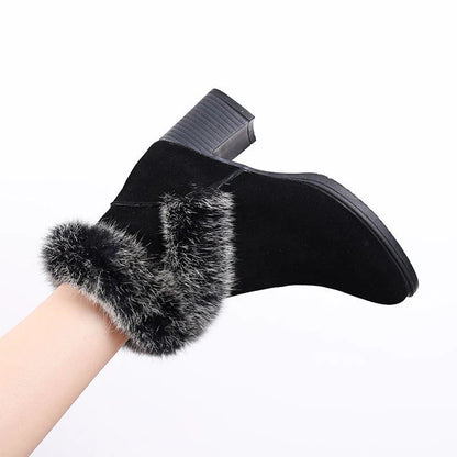 Cosy plush-lined snow boots for women in black, featuring a frosted design, thick rubber soles, and a side zipper closure for easy on and off.