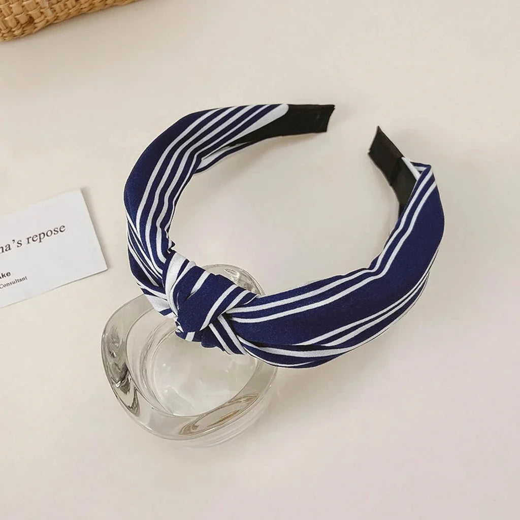 Elegant wide-brimmed fabric hair hoop headband with a stylish Korean-inspired knotting design and a versatile wide-brimmed structure