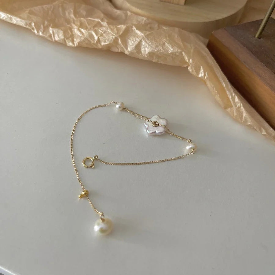 Elegant 14K gold-plated bracelet adorned with shimmering freshwater pearls, a timeless British-inspired accessory.