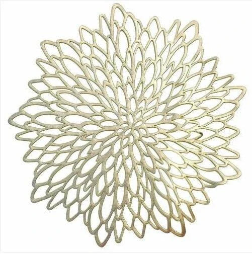 Elegant flower-shaped PVC placemat in gold colour, adding a touch of refined sophistication to any dining table