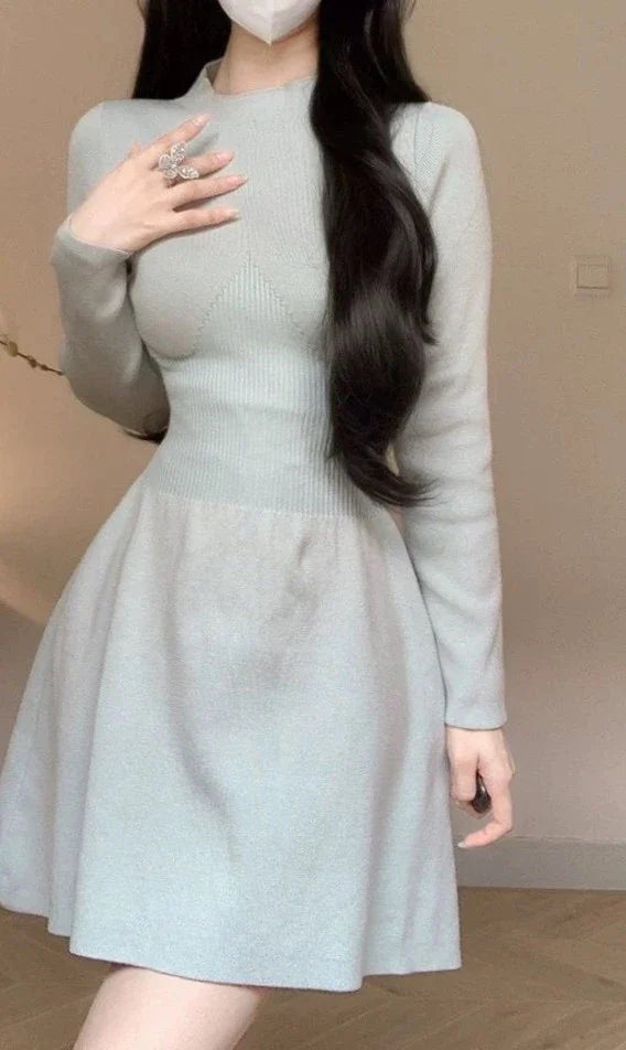 A high-waisted, knitted A-line skirt in a solid colour, perfect for autumn and winter wardrobes.