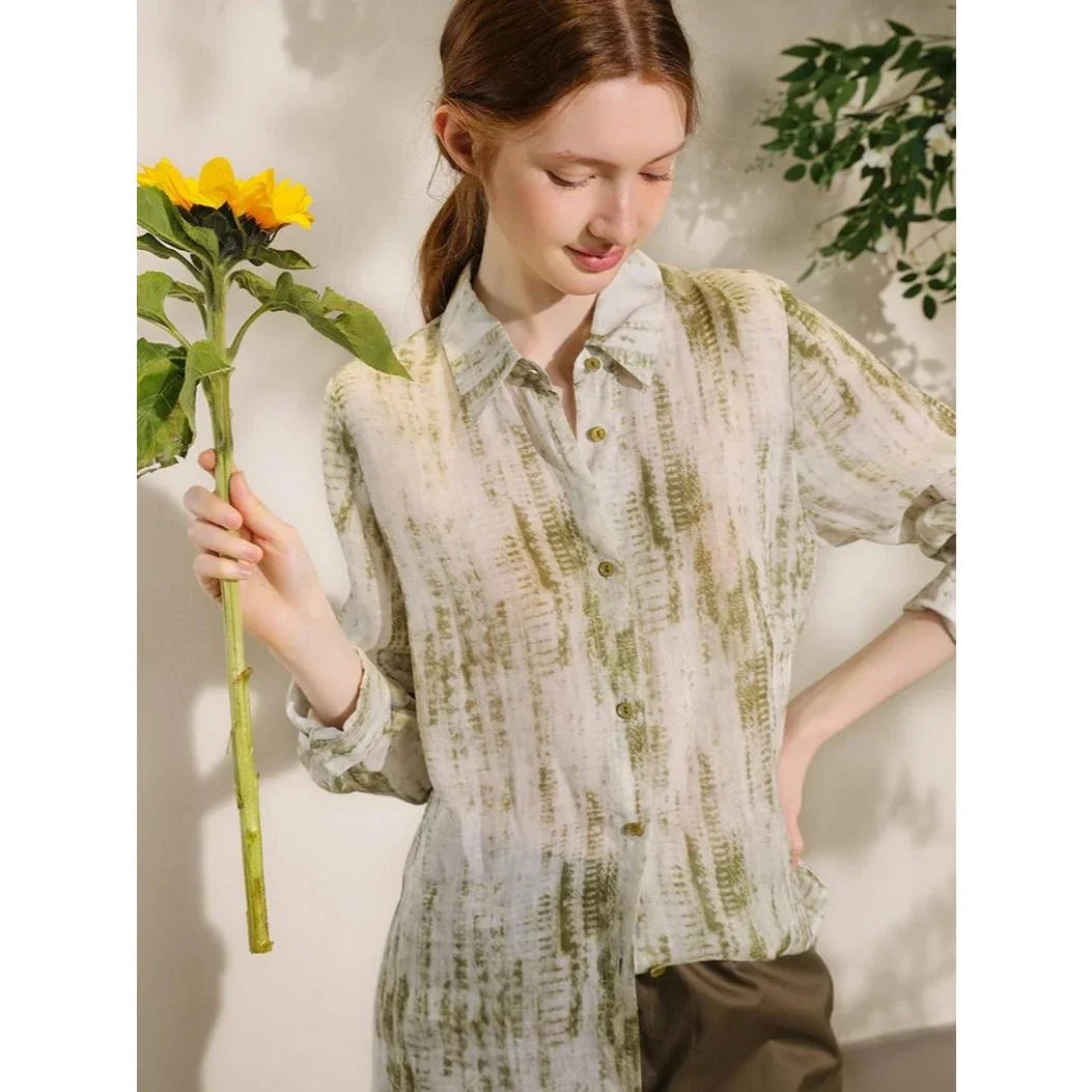 Elegant floral print ramie blouse for professional women, featuring a charming pattern, breathable fabric, and a polished silhouette.