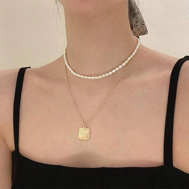 Elegant freshwater pearl necklace with 18K gold-plated copper frame and adjustable chain length