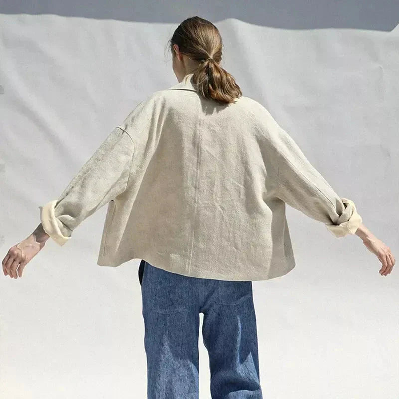 Elegant and versatile cotton-linen blazer in a classic design, perfect for autumn and year-round wear.