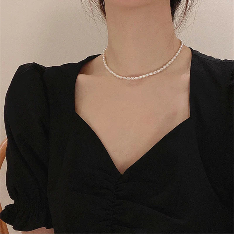 Elegant freshwater pearl necklace with 18K gold-plated copper frame and adjustable chain length