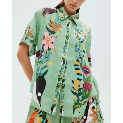 Elegant floral print 2-piece summer vacation outfit with short-sleeved top and matching shorts