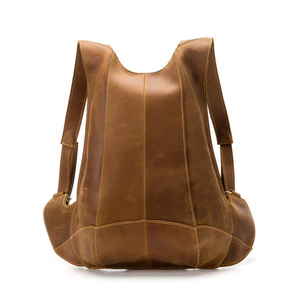 Elegant leather shoulder bag in a classic British design, featuring adjustable straps and a timeless colour palette.
