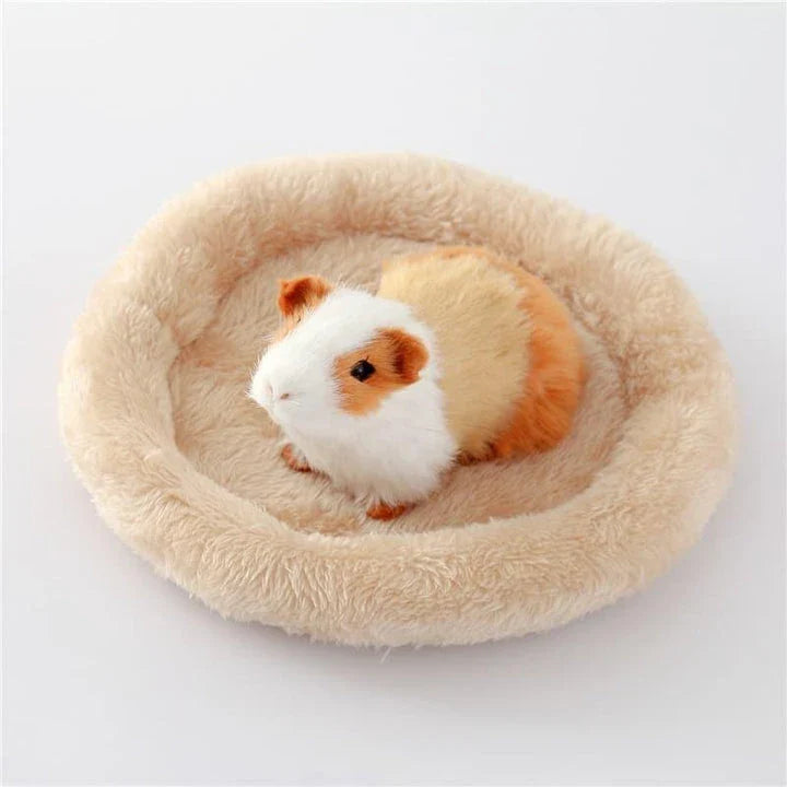 Luxurious plush bed for hamsters in camel and pink colours, with round shape and available in small and large sizes
