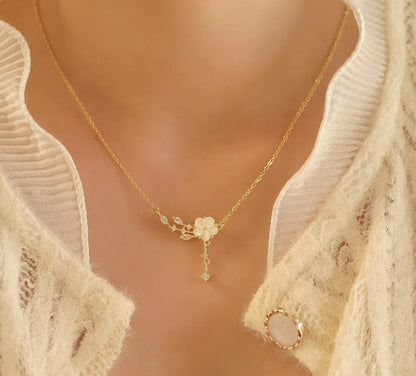 Exquisite vintage pearl necklace with natural mother-of-pearl shell floral design