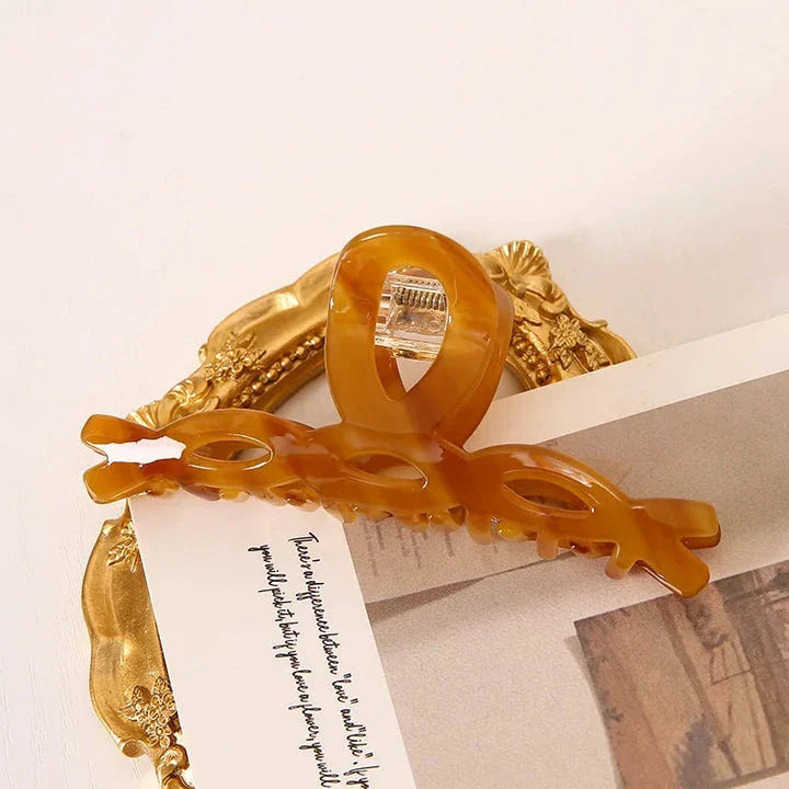 Elegant leopard print large weave hair clip made of high-quality acrylic and alloy materials for a stylish and secure hairstyle